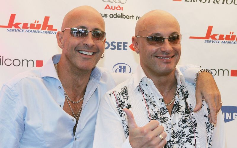Das britische Pop-Duo Right Said Fred hatte 2002 einen Hit mit der Stadionhymne "Stand Up (For The Champions)". Nun haben sie den Titel mit Kruse sowie den DJs Pazoo und dem Influencer Knossi neu vertont.