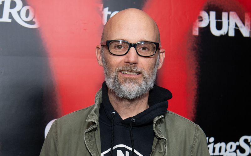 Er verzichtet seit seinem 22. Lebensjahr auf sämtliche tierischen Produkte: Popstar Moby, der mit "Always Centered At Night" (erhältlich ab 14. Juni) wieder mal ein neues Album veröffentlicht, ließ sich sogar den Slogan "Vegan for life" ("Veganer für immer") auf den Hals tätowieren. Weitere prominente Veganer zeigt die Galerie ...