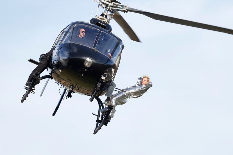 Ganz locker hängt einer der Twins außen an einem Helikopter. Doch Heidi Klum fand im GNTM-Halbfinale dennoch eine Challenge, bei der Luka und Julian die Fassung verloren.