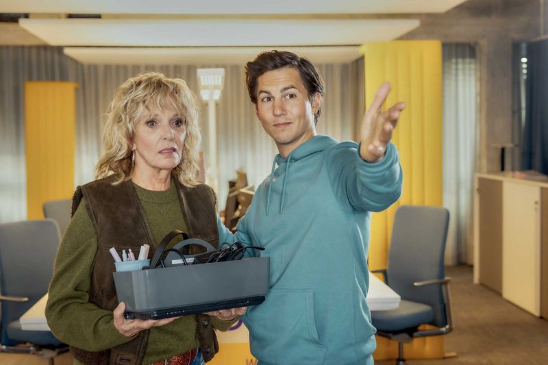 Barbara Lucke (Ulrike Kriener) lässt sich von ihrem Sohn und Chef (Tim Oliver Schultz) ihren neuen Schreibtisch zeigen, den sie sich teilen muss.