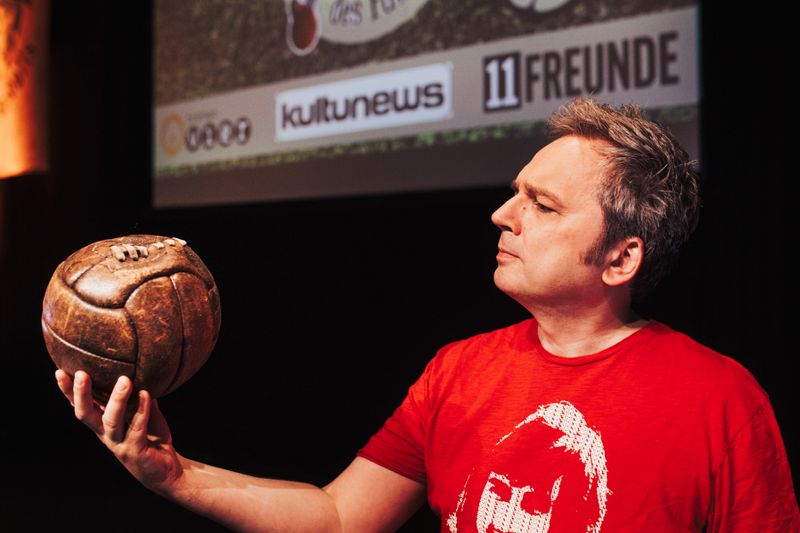 Betrachtungen des Balls: Arnd Zeigler ist seit sieben Jahren auch mit Bühnenprogrammen unterwegs. Mit Philipp Köster hostet er den "11 Freunde"-Fußball-Podcast "Zeigler & Köster", mit eigenen Gästen spricht er im Podcast "Ball You Need Is Love" über sein Lieblingsthema.