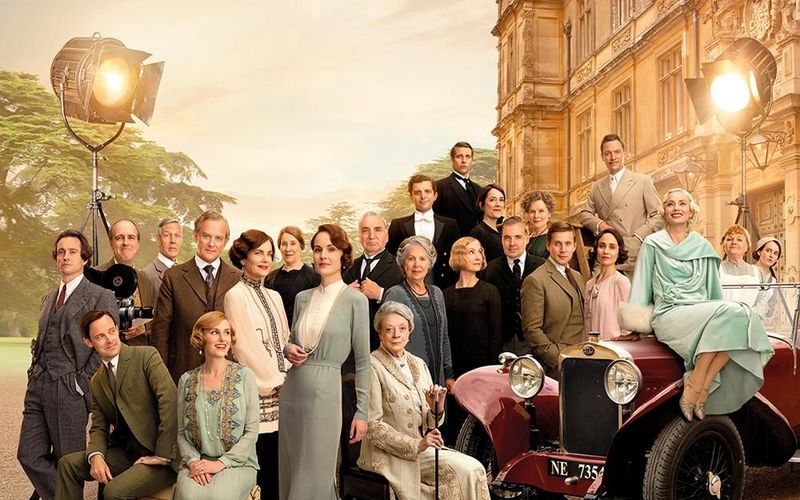 Der Kinofilm "Downton Abbey" wirkte 2019 wie ein krönender Abschluss dessen, was mit der gleichnamigen TV-Serie begonnen hatte. Nun gibt es aber doch wieder eine Rückkehr: "Downton Abbey 2: Eine neue Ära" erzählt mit Originalbesetzung von einer Zeit des Umbruchs.