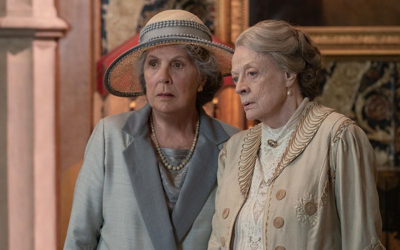 Lady Grantham (Maggie Smith, rechts) hat eine Villa an der Côte d'Azur geerbt. Doch wie sie zu diesem Erbe kam, möchte sie selbst Isobel Merton (Penelope Wilton) nicht verraten. 