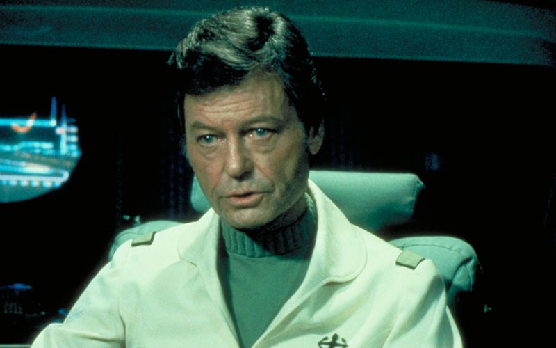 Der häufigste Satz im "Star Trek"-Universum lautet: "Er ist tot, Jim." Gesagt hat ihn "Pille", so der Spitzname von Dr. McCoy. Nach dem sechsten "Star Trek"-Kinofilm zog sich Darsteller DeForest Kelley aus dem Filmgeschäft zurück, 1999 verstarb er im Alter von 79 Jahren an Krebs. Anlässlich seines 25. Todestages würdigt die Galerie die populärsten TV-Ärztinnen und -Ärzte aller Zeiten. 