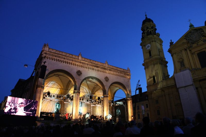 Beim Konzert "Klassik am Odeonsplatz" ist volle Klangpracht, während hinter der Feldherrnhalle langsam die Sonne untergeht, versprochen. 