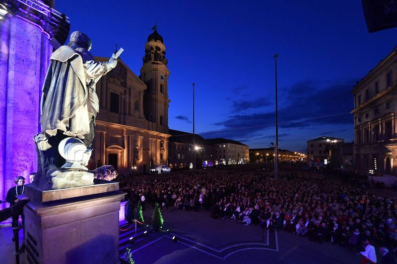 Als "Münchens schönster Konzertsaal" wird der Münchner Odeonsplatz immer wieder tituliert. Traditionell gastieren hier die das Symphonieorchester des Bayerischen Rundfunks (12.07.) und die Münchner Philharmoniker (13.07.) an zwei Abenden hintereinander.