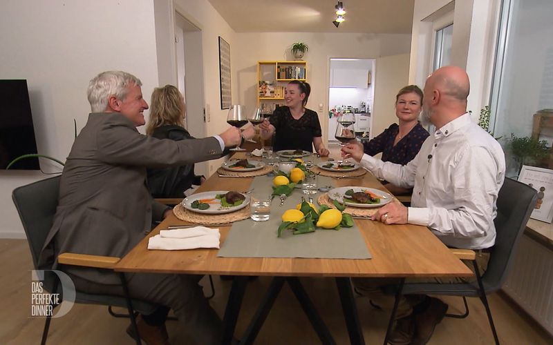 Der Hauptgang ist serviert, die Gäste stoßen auf leckere Kalbsbäckchen mit Zitronen-Erbsen-Püree und Malfatti an, von links: Jochen, Esther, Hannah, Lena und Uli.
