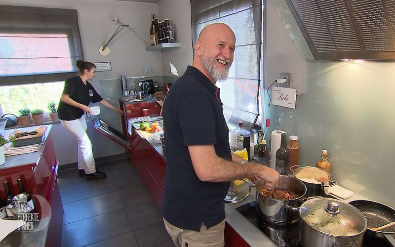 Lucia hat ihren Vater einfach mal zum "perfekten Dinner" angemeldet, nachdem der sich bereits seit Jahren vor dem Fernseher sein perfektes Menü überlegt hat.