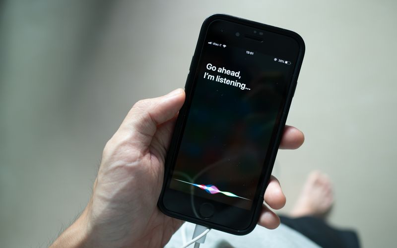 Unter anderem Siri soll von den angekündigten Verbesserungen durch Apple Intelligence profitieren.