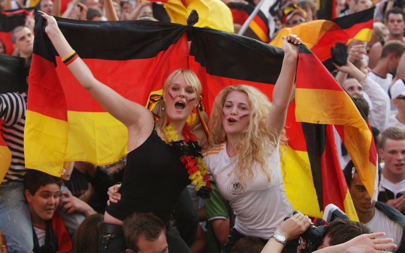 Die Stimmung kocht am Brandenburger Tor in Berlin: Deutsche Fans auf der Fanmeile beim Finale der EM 2008 zwischen Deutschland und Spanien. So schön wie es mal war, wird es nie wieder. Oder etwa doch? Deutschland könnte ein wenig Euphorie gebrauchen.