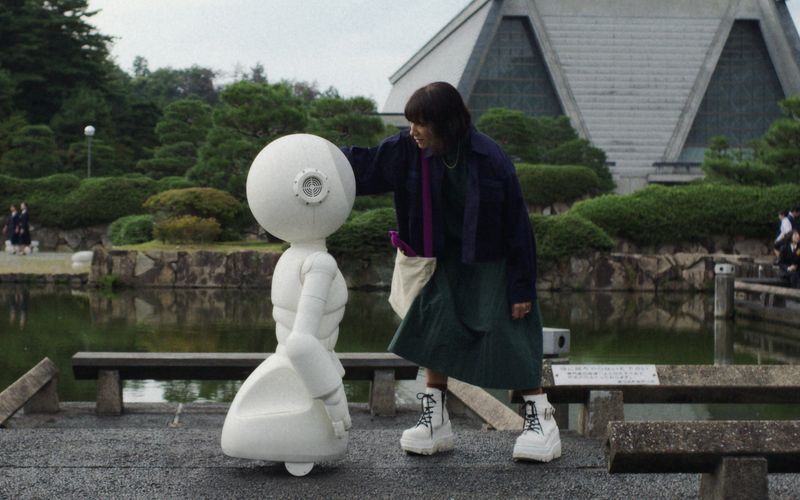 Suzie (Rashida Jones) richtet sich mit dem Roboter Sunny ein neues Leben ein. Aber ist der drollig wirkenden Maschine zu trauen? 