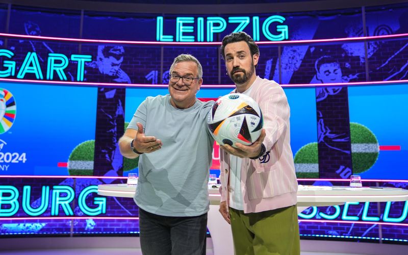 Elton (links) und Jan Köppen fahren mit dem "RTL EM-Studio" derzeit noch keine Quoten-Erfolge ein.