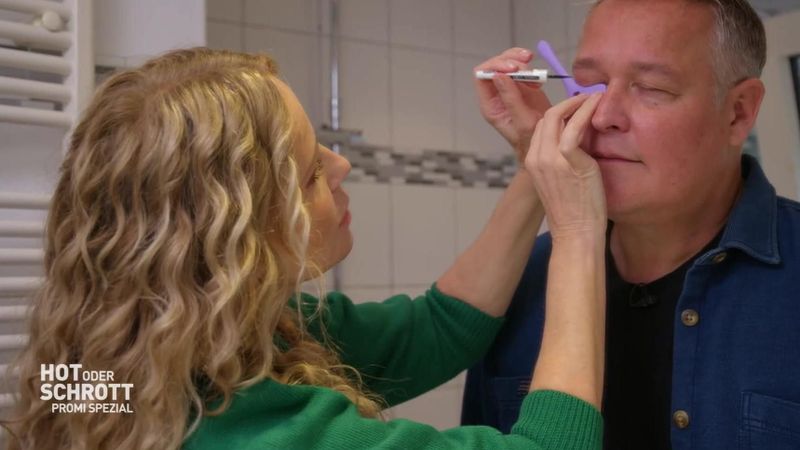 Katja Burkard ist neugierig: Sie macht ihren Kollegen Bernd Fuchs zum Versuchskaninchen für eine Augenbrauen-Beauty-Produkt.