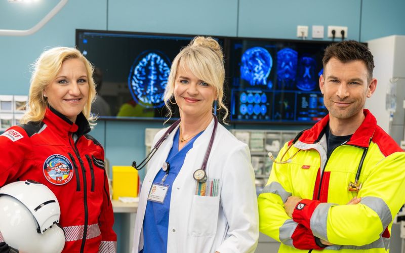 Vanessa Herrmann, Dr. Gudrun de Vries und Dr. Moritz Tellmann (von links) gewähren in neuen Folgen der Prime-Time-Reportage-Reihe (SAT.1) Einblicke in ihren Alltag als Ärzte und Notfallsanitäter.