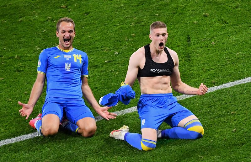 Immer mehr Spieler tragen eine Art BH unter dem Trikot, wie hier Artem Dovbyk (rechts) von der Ukraine zusammen beim Torjubel mit Yevhen Makarenko bereits bei der letzten EM.