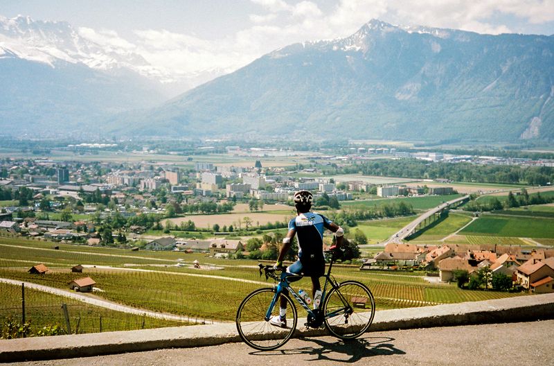 Blick ins Tal nach einem Berganstieg: Biniam Girmay lebt fernab seiner Heimat Eritrea seinen Traum als Radprofi. Hindernissen zum Trotz erklimmt Biniam die Weltrangliste und fährt bei Rennen in Europa mit.