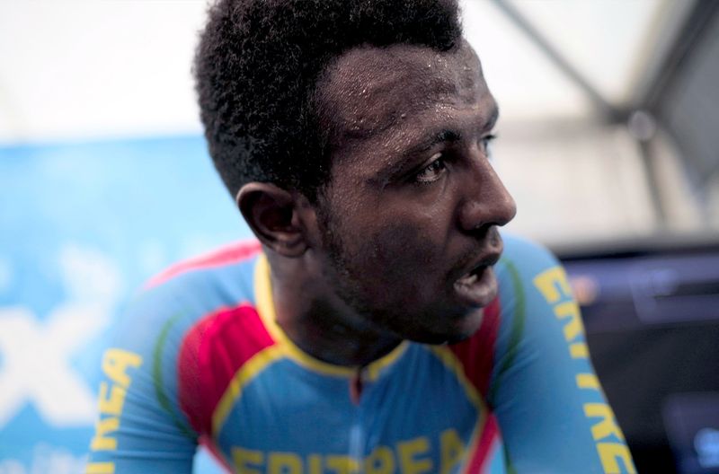 Der eritreische Radprofi Biniam Girmay ist einer der ganz wenigen schwarzen Fahrer im Profi-Radzirkus. Im Porträtfilm "Das ist meine Tour!" wird der 24-jährige Sprinter vom belgischen Team Intermarché-Wanty vorgestellt. Viele Szenen spielen in dessen afrikanischer Heimat - einem für Europäer exotischem Ort des Radsports.