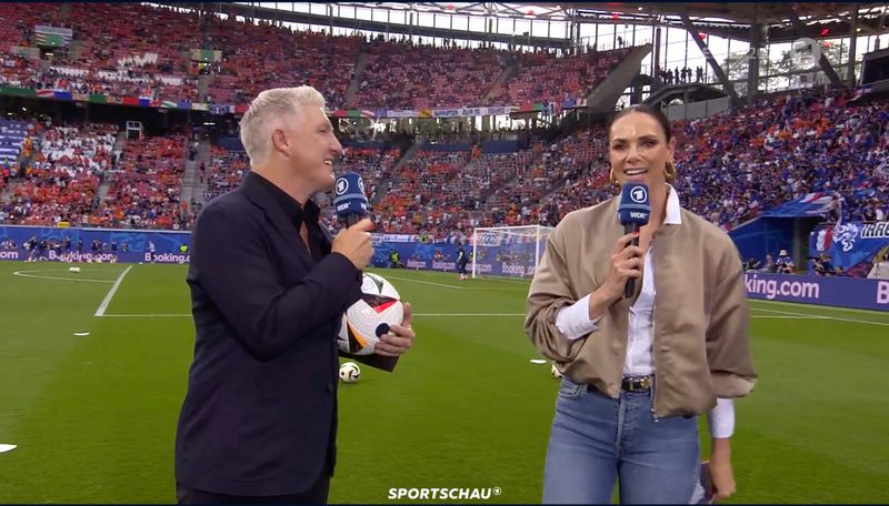 Es begann harmonisch: Bastian Schweinsteiger nahm Sedlaczek gentlemanlike die Last des Balls aus den Händen.