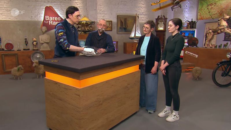 Ein besonderes Objekt aus Glas sorgte in der Montagsausgabe der ZDF-Trödelshow "Bares für Rares" für große Augen bei Horst Lichter (Zweiter von links).