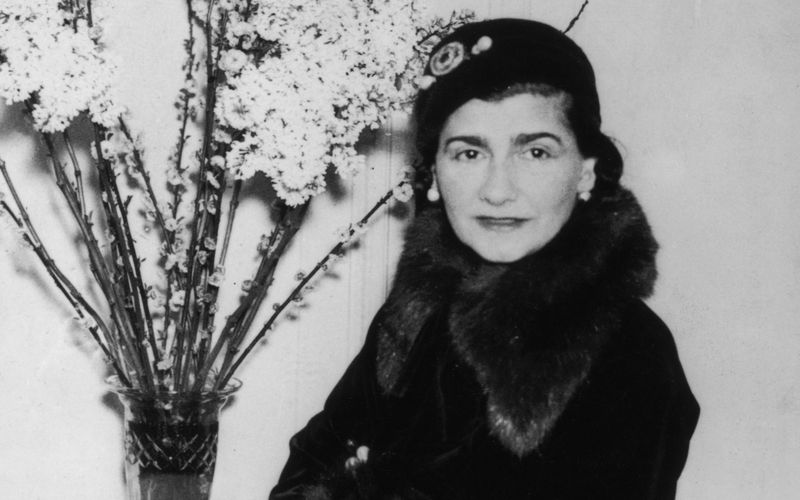 Eine Frau, eine Marke. Die Galerie zeigt Designer, die Geschichte schrieben - wie die Modeschöpferin Coco Chanel. Anfang des 20. Jahrhunderts führte sie den Kurzhaarschnitt, den knielangen Rock und luftige Hosen ein. Sie entwarf zweckmäßige, aber gleichzeitig auch ästhetische Kleidung.