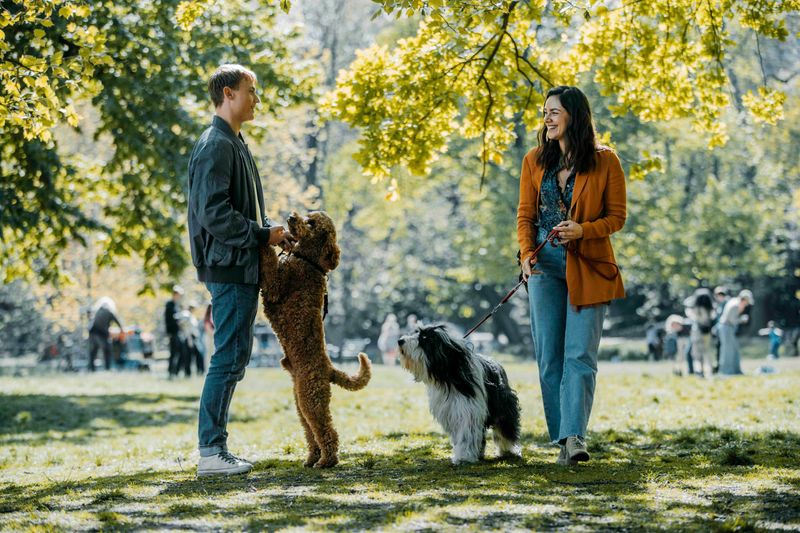 Pia (Janina Uhse) und Jan (Dennis Mojen) lernen sich in einem Berliner Park über ihre Hunde kennen.