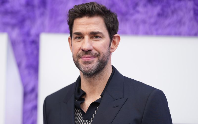 Sein erster Gedanke sei gewesen, dass ihn jemand reingelegt habe: John Krasinski rechnete offenbar überhaupt nicht damit, vom "People"-Magazin zum "Sexiest Man Alive" gekürt zu werden. Doch genau diese Auszeichnung erhielt der Action-Star, der seinen Durchbruch mit der Sitcom "The Office" hatte, im Jahr 2024.