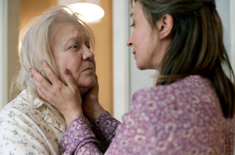 Lena (Annamária Láng, rechts) versucht von ihrer von Demenz gezeichneter Mutter Eva (Lili Monori) mehr über die Vergangenheit zu erfahren.