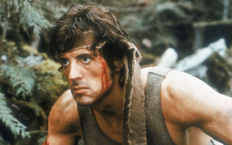 Es ist einer der besten Filme von Sylvester Stallone und ein echter Klassiker: Für uns zählt "Rambo" (1982), der am Samstag, 29. Juni, um 22.30 Uhr einmal mehr bei VOX zu sehen ist, zu den besten Actionfilmen aller Zeiten. Welche Kracher es noch in unser Ranking schaffen, sehen Sie in der Galerie ...