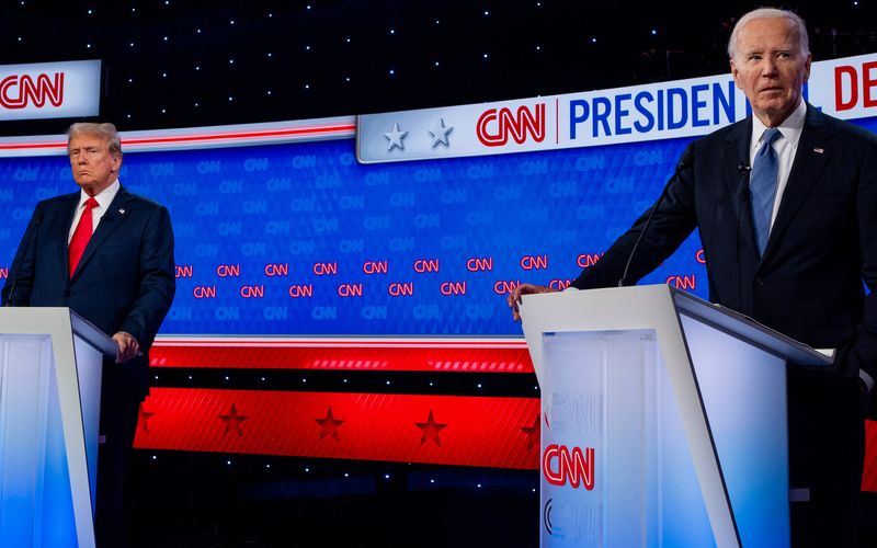 Donald Trump (links) geht einer ersten Umfrage zufolge als klarer Sieger aus dem TV-Duell gegen Präsident Joe Biden.