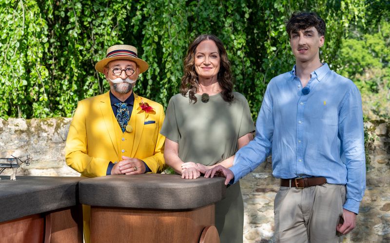 Genießen die schöne Sommerstimmung im Kloster-Ambiente (von links): Horst Lichter, Natalia Wörner und ihr Sohn Jacob Lee Seeliger.