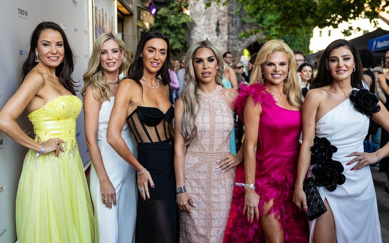 Die Münchner "Housewives" auf der Premiere, von links: Joana, Lili, Carina, Pegah, Natalie und Seher.