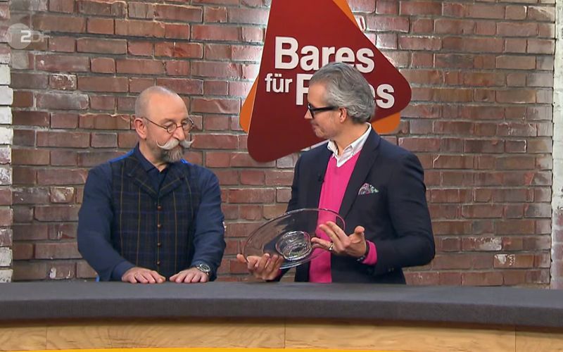 "Es hat so sein müssen": Horst Lichter (links) freut sich mit Anaisio Guedes über dessen ersten "Bares für Rares"-Kauf.