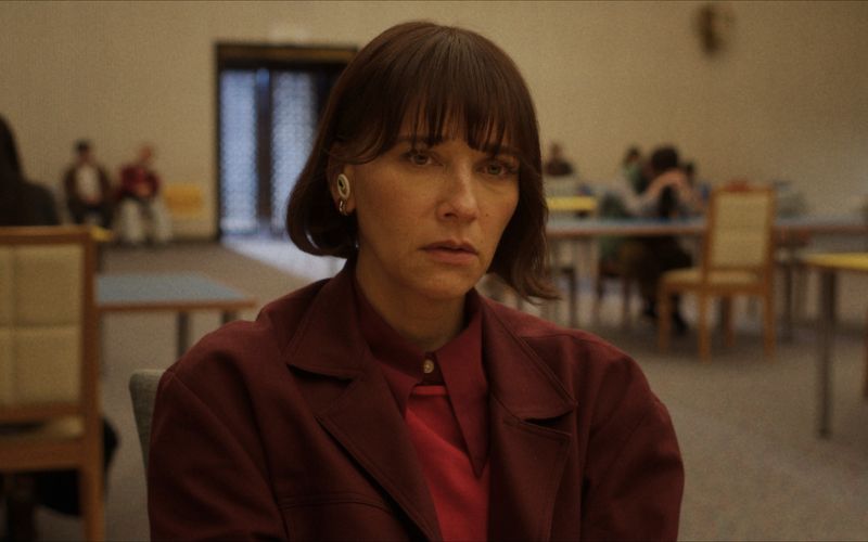 Zehnteilige Dramedy-Mystery-Serie "Sunny" bei Apple TV+: Die Amerikanerin Suzie (Rashida Jones) lebt im japanischen Kyoto und hat gerade ihren Mann und ihren kleinen Sohn verloren. Zur Bewältigung ihrer Trauer erhält sie den Haushaltsroboter Sunny geschenkt.