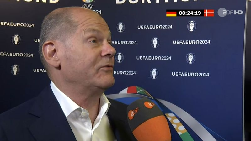 "Ich bin sehr begeistert": Kanzler Olaf Scholz war schon vor dem Spiel bester Dinge.