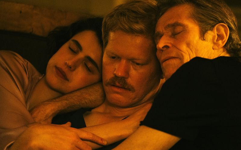 Neben Margaret Qualley und Willem Dafoe (rechts) gehört auch Jesse Plemons zum "Kinds of Kindness"-Cast. Für ihn ist es die erste Zusammenarbeit mit Giorgos Lanthimos, zuletzt wurde er in Cannes bereits als bester Schauspieler ausgezeichnet.