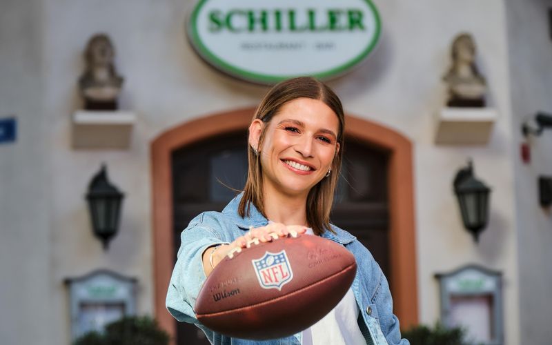 NFL-Moderatorin Jana Wosnitza ist bald in der Kölner Schillerallee, in der RTL-Serie "Unter uns" zu sehen - in einer Gastrolle.