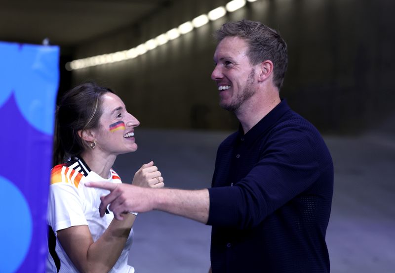 Nach dem Spiel gegen die Schweiz freute sich Julian Nagelsmann mit seinen Liebsten (im Bild: seine Freundin) über den Last-Minute-Ausgleich: mit seinem Bruder, aber nicht wirklich mit Klaas Heufer-Umlauf.