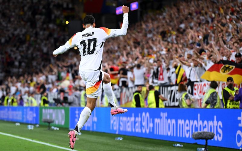Jamal Musiala bejubelt seinen Treffer zum 2:0 gegen Dänemark. Am Freitag wartet Spanien auf die DFB-Elf.