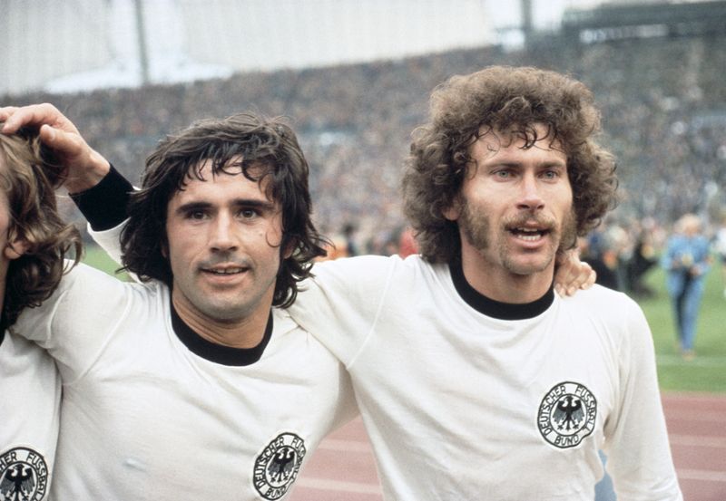 Ein halbes Jahrhundert ist es her, dass Gerd Müller (links) und Paul Breitner in München unsterblich wurden. Am 7. Juli 1974, vor genau 50 Jahren, siegte die Nationalelf 2:1 im Endspiel gegen die Niederlande - und wurde zum zweiten Mal Weltmeister. Ein Anlass, um auf die Helden von 1974 zu blicken. Was wurde aus ihnen? 