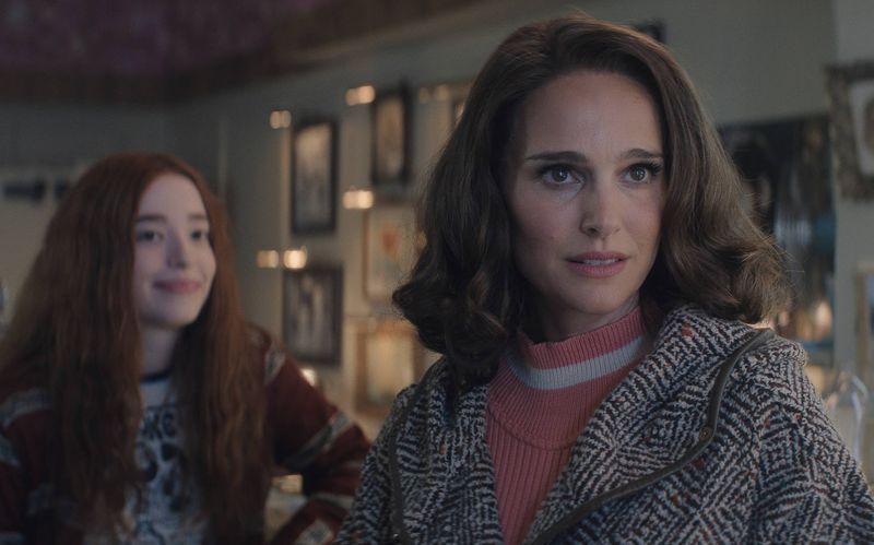 Apple-Miniserie "Lady in the Lake": Maddie Schwartz (Natalie Portman, rechts), eine jüdische Anwaltsfrau, hat ihren Mann verlassen. Im Baltimore der mittleren 60-er ist sie nun in eine nicht ganz standesgemäße Wohnung "Downtown" eingezogen. Die Tochter ihres Vermieters (Mikey Madison) sucht dort ihre Freundschaft.