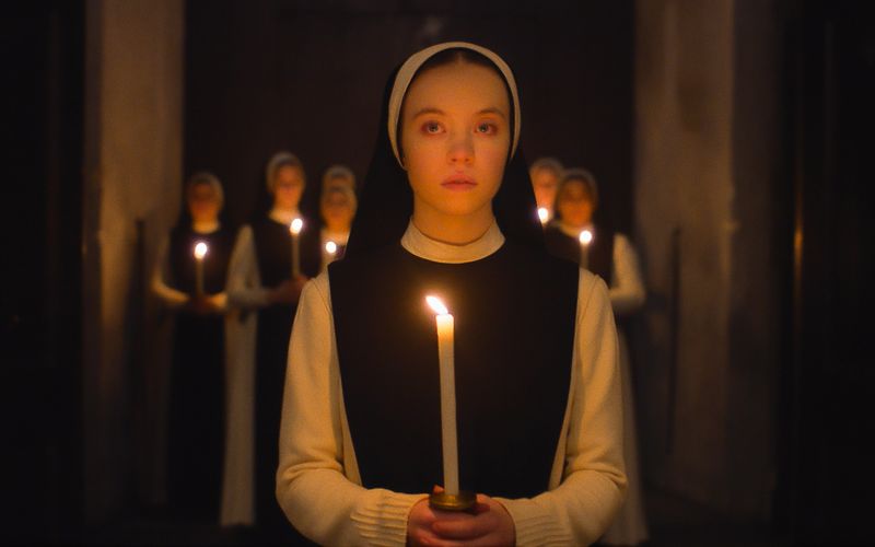 Cecilia (Sydney Sweeney) kam ins Kloster, um Gott zu finden. Stattdessen muss sie Höllenqualen erleiden.