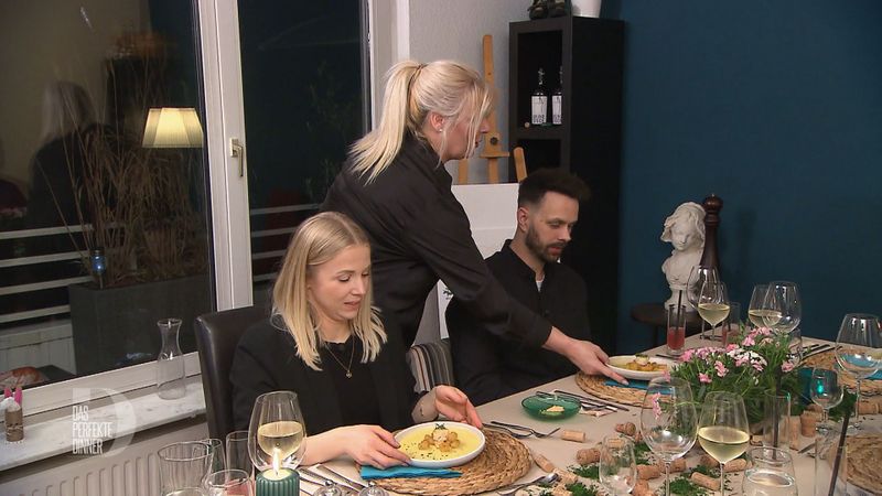 So sieht sie aus, die Jakobsmuschel auf kandierter Schwarzwurzel in Beurre blanc mit Safran und Kaviar. Eine Kreation, wie sie Jacqueline (links) und Johannes noch nie zuvor gegessen haben.
