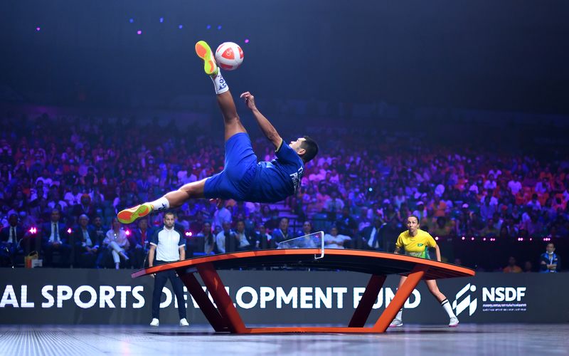 Spektakulärer geht's kaum: Teqball vereint die Vorzüge von Fußball, Tischtennis und - im Doppel - von Beachvolleyball.