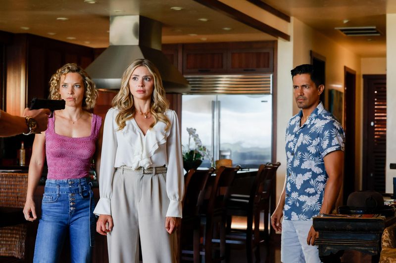 Juliet Higgins (Perdita Weeks, links), Melinda Parker (Karissa Lee Staples) und Thomas Magnum (Jay Hernandez) geraten in eine brenzlige Situation. 