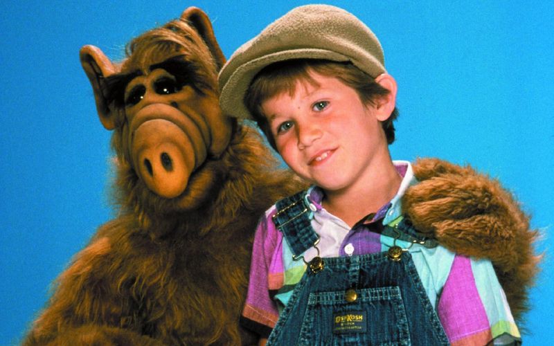 Am 22. September 1986 lief im US-Fernsehen die erste Folge "Alf". Fortan eroberte der liebenswerte Fellträger vom Planeten Melmac nicht nur die Herzen seiner Gastfamilie Tanner, sondern auch jene der deutschen Fernsehzuschauer. Wie jetzt bekannt wurde, ist Benji Gregory, der Darsteller von Brian, dem Sohn der Familie, im Juni im Alter von 46 Jahren gestorben. Die Galerie zeigt, was aus ihm und den anderen Stars der Sitcom wurde ...