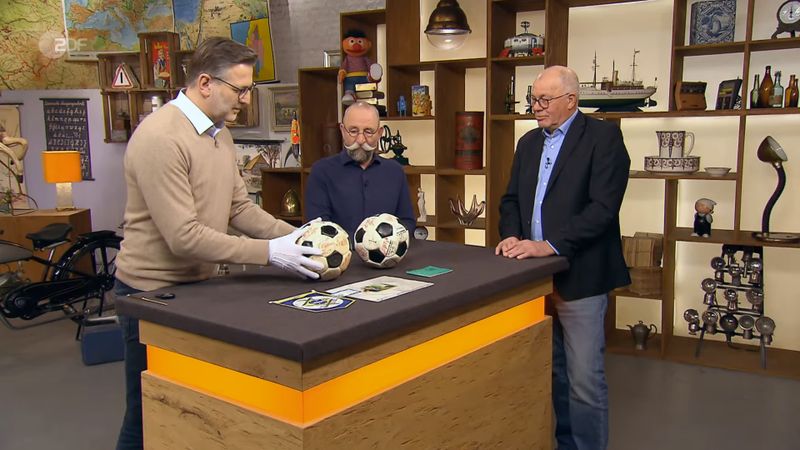 "Oh, das ist ja mein Spezialgebiet, Fußball", sagte Horst Lichter (Mitte) und ließ offen, ob das ironisch gemeint war. Er beäugte dabei das Sport-Konglomerat von Lothar (rechts) aus Bad Sooden-Allendorf. "Du bist auf jeden Fall Fußballfanatiker oder Kenner", mutmaßte Lichter.