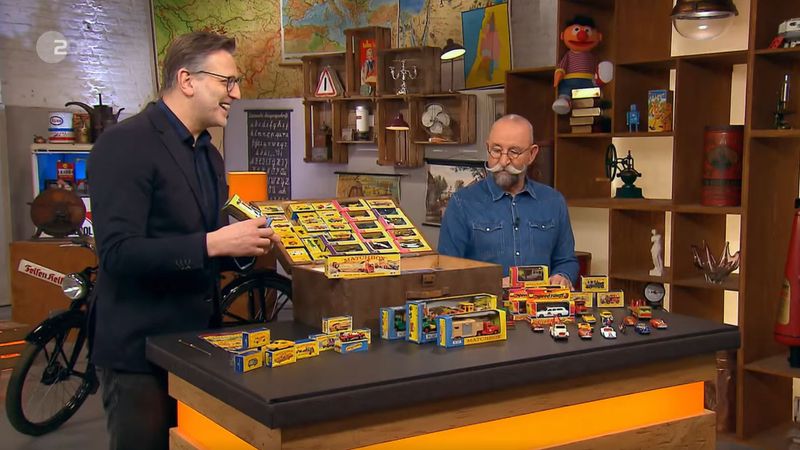 Angesichts des Matchbox-Auto-Fuhrparks auf dem Expertisentisch leuchteten zuvor schon Horst Lichters Augen. "Insgesamt sind es 196 Modelle", verriet Verkäugfer Peter und hoffte auf 2.000 Euro. "Als Konvolut bin ich wirklich bei Ihnen. 2.000 bis 2.500 Euro kann als Gesamtbewertung da sein", meinte Kümmel. 
