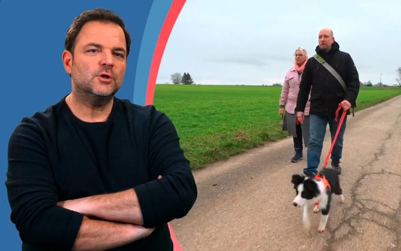 "Hundeprofi" Martin Rütter beobachtet Tanja und Oliver und ihrem Welpen Banksy.