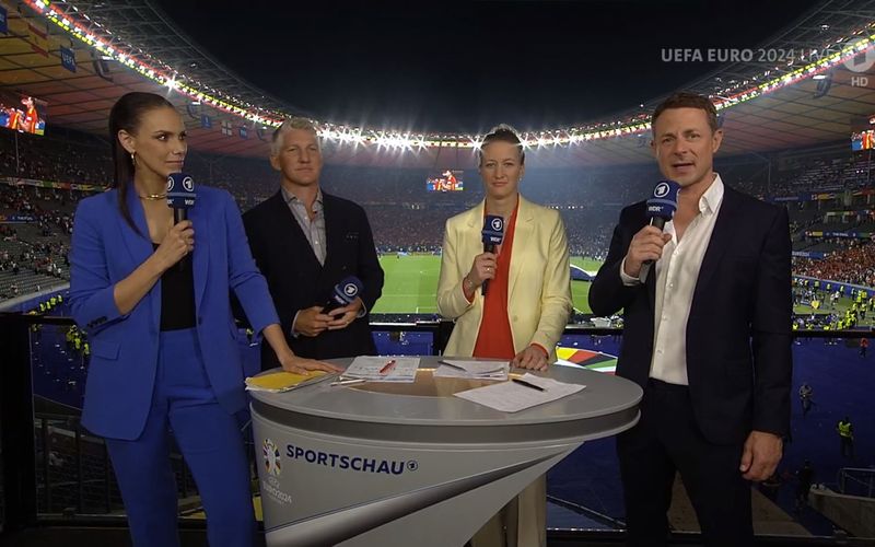 Beim Finale der Fußball-EM in Berlin setzte die ARD auf die Viererkette Sedlaczek, Schweinsteiger, Schult und Bommes.