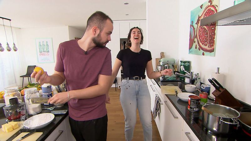 Die paar Tomatenflecken auf der Hose nimmt Stella mit Humor. Ihr Bruder Luca weiß: Seine Schwester ist eben ein bisschen tollpatschig.
